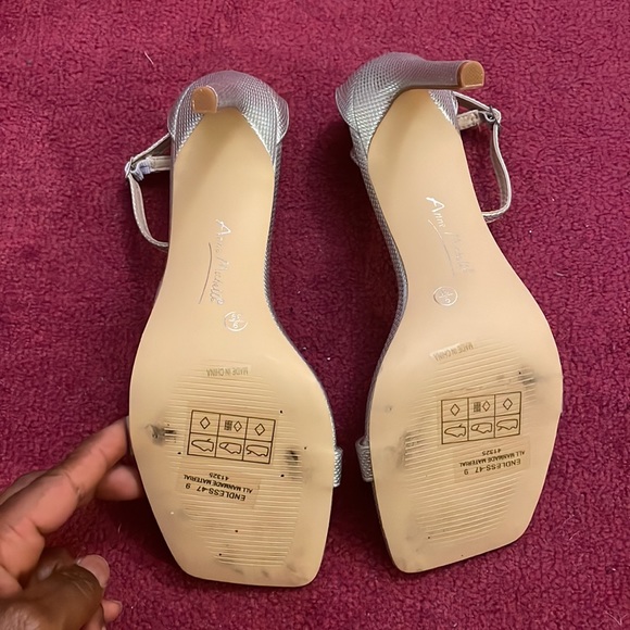 Silver heels (Ann Michelle) - Picture 4 of 7